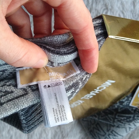Michael kors scarf and reversible hat set NWT - Picture 4 of 4